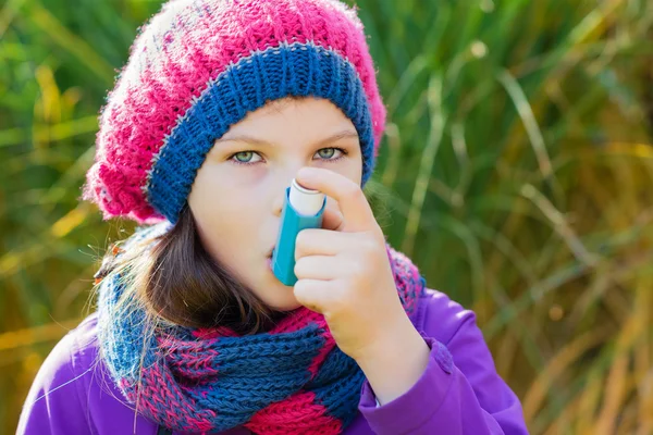 Flicka med inhalatorn en höstdag — Stockfoto