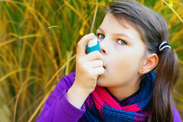 Dziewczyna przy użyciu inhalatora w jesienny dzień — Zdjęcie stockowe