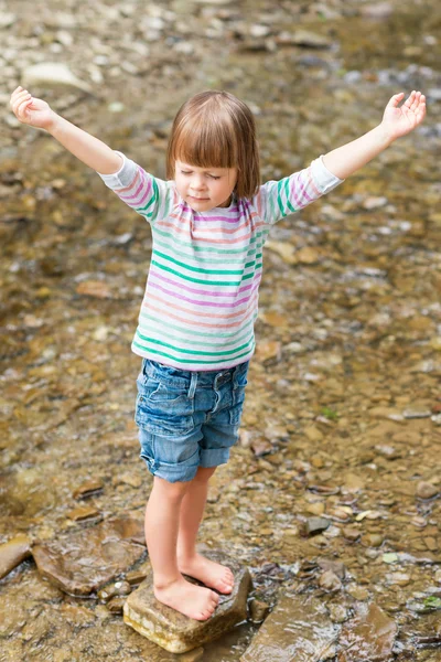 Kleines Mädchen betet — Stockfoto