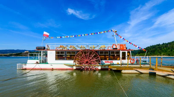 Niedzica, Poland - touris boat — Stock Photo, Image