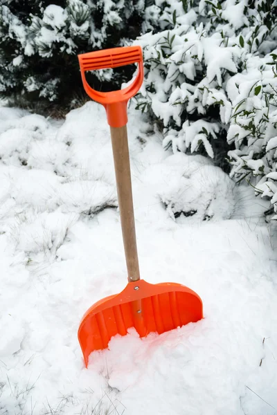 Snöröjning. Orange spade i snö — Stockfoto