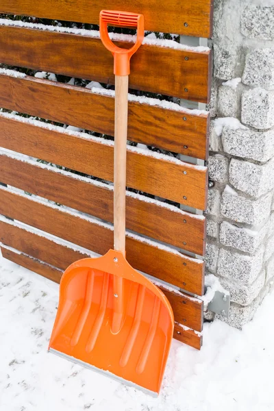 Snöröjning. Orange spade i snö — Stockfoto