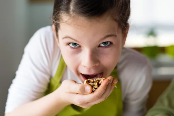 Funny Girl manger des noix — Photo