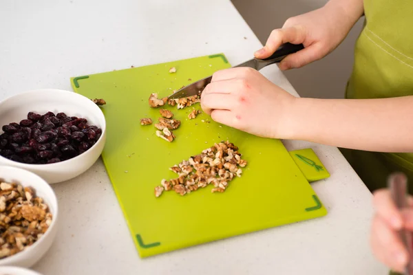 Обрезание грецких орехов ножом — стоковое фото