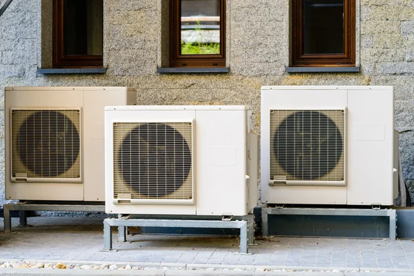 Airconditioningsysteem gemonteerd op de zijkant van een gebouw — Stockfoto