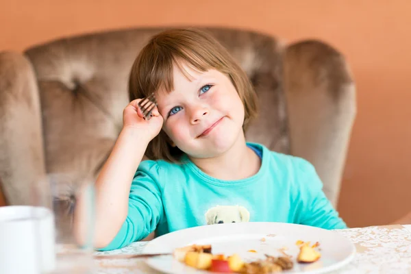 パンケーキを食べる愛らしい少女 — ストック写真