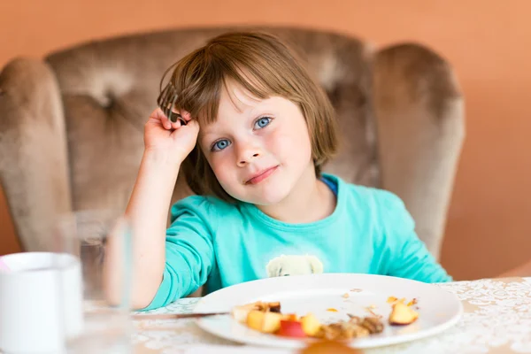 Adorável menina comendo panqueca — Fotografia de Stock