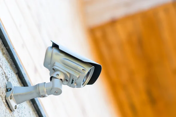 Beveiliging camera in een modern gebouw — Stockfoto