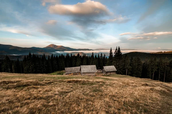 Dağların ortasında yaşlı çobanların evi.. — Stok fotoğraf