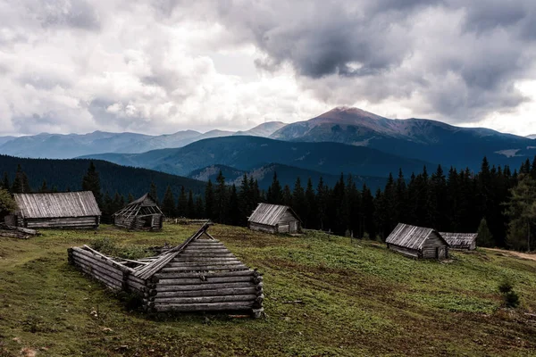 Старый пастуший дом посреди гор. Природа Карпатских гор осенью. Мрачные горы. — стоковое фото