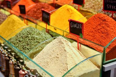 Büyük kuru zencefil yığınları ve çeşitli doğu baharatları.