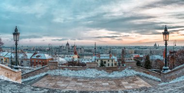 Budapeşte 'nin panoramik manzarası ve soğuk bir kış sabahı Zincir Köprüsü