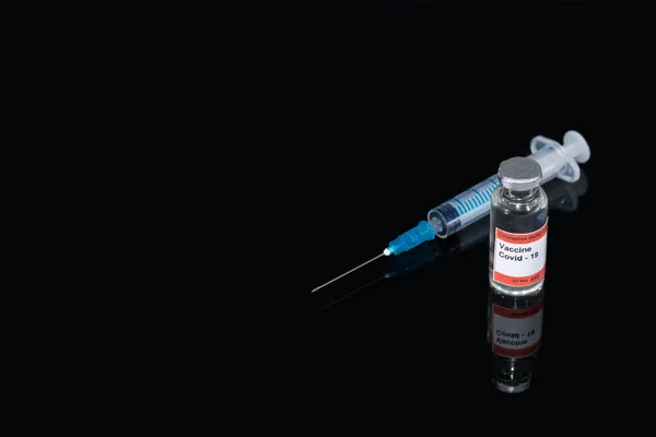 Flacons et ampoules avec vaccin contre le coronavirus. Seringue et ampoules médicales injectables. — Photo