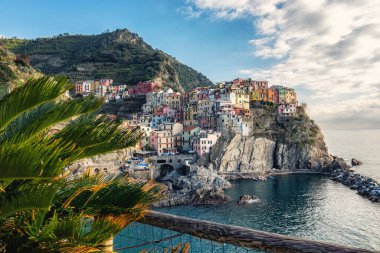 İtalya 'nın en iyi manzarası. Manarolla. Ligurian kıyıları. Cinque Terre Ulusal Parkı. Denize giden taş yol. Deniz kıyısındaki bir kayanın üzerindeki ortaçağ kasabası..
