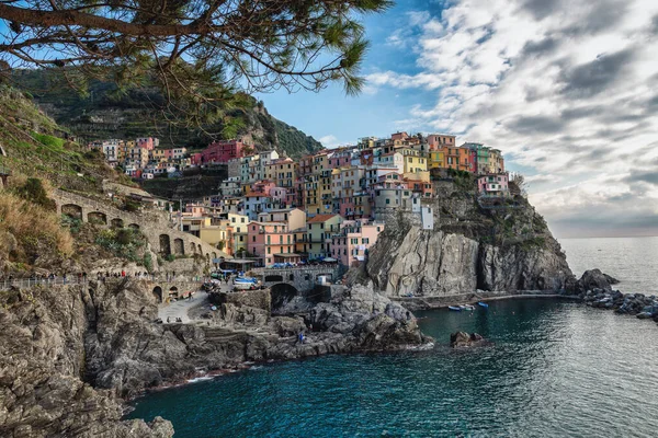 El mejor panorama de Italia. Manarolla. Costa de Liguria. Parque Nacional Cinque Terre. Camino de piedra hacia el mar. Ciudad medieval en una roca junto al mar. —  Fotos de Stock