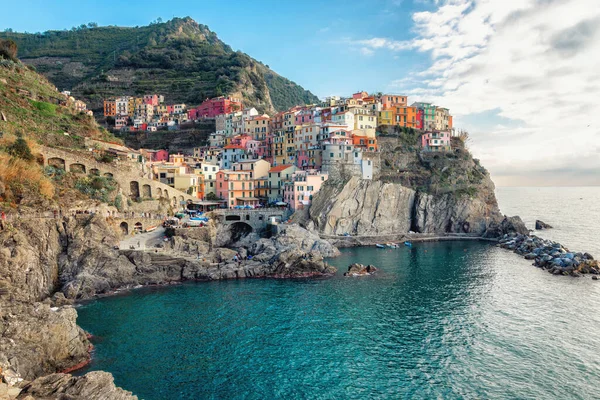 El mejor panorama de Italia. Manarolla. Costa de Liguria. Parque Nacional Cinque Terre. Camino de piedra hacia el mar. Ciudad medieval en una roca junto al mar. —  Fotos de Stock