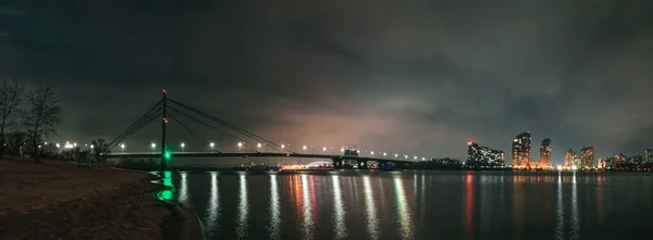 Panorama nocnego miasta Kijowa. Most Północny i okręg Obolon. — Zdjęcie stockowe