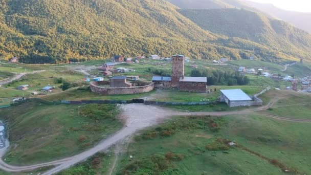 Ongelooflijk uitzicht op de Kaukasus, Georgias hoogste top - Shkar en Lamaria klooster, Ushguli, Georgië, Kaukasus, Svaneti — Stockvideo