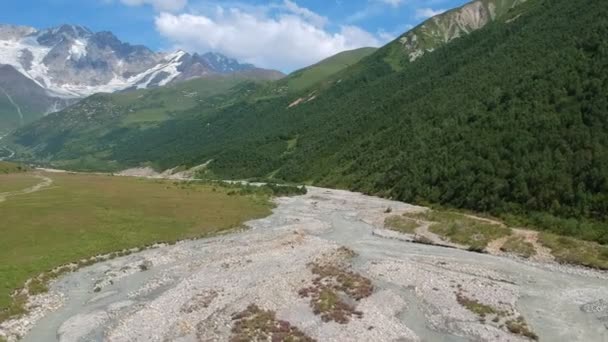 Vista del glaciar Shara, valle de la montaña, lengua glaciar, morrena glaciar, montañas del Cáucaso, Ushguli, Cáucaso, Georgia — Vídeo de stock