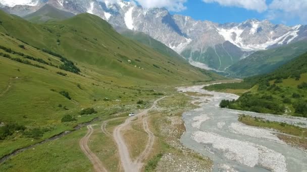 Vista del ghiacciaio di Shara, valle di montagna, lingua del ghiacciaio, morena glaciale, montagne del Caucaso, Ushguli, Caucaso, Georgia — Video Stock