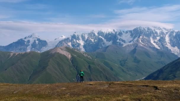 Uitzicht op de belangrijkste Kaukasische bergkam vanaf de bergkam van Svanet, panorama van de Kaukasus, uitzicht op bergen en bergvallei, dorp in bergen, Ushguli, Kaukasus, Georgië — Stockvideo