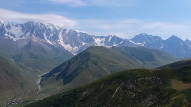 Άποψη της κύριας κορυφογραμμής Καυκάσου από Svanet κορυφογραμμή, πανόραμα του Καυκάσου, θέα των βουνών και της κοιλάδας του βουνού, χωριό στα βουνά, Ushguli, Καύκασος, Γεωργία — Αρχείο Βίντεο