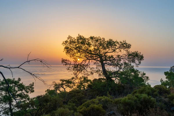 Morgen am Strand im Dorf Cirali. Blaue Bucht im Mittelmeer im Morgengrauen. Landschaften des Lykischen Weges. — Stockfoto