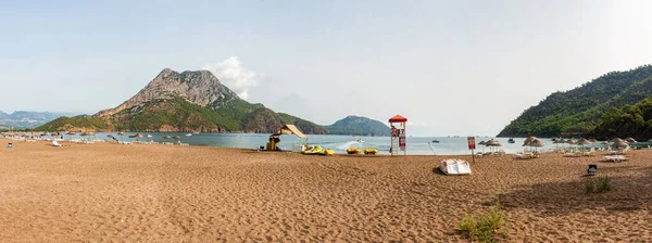 Lycian Patikası 'nın deniz koyları. Türkiye 'de Ege Denizi sahilleri. Akdeniz 'in mavi suyu.