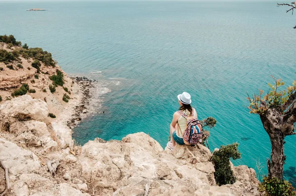 Junge Frau reist Mädchen mit Rucksack Spaziergänge auf schöne Landschaft Hintergrund, Meer und Hügel, Kap der Aphrodite, Zypern, beliebtes Ziel für den Sommerurlaub — Stockfoto