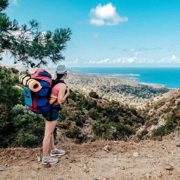 Junge Frau reist Mädchen mit Rucksack Spaziergänge auf schöne Landschaft Hintergrund, Meer und Hügel, Kap der Aphrodite, Zypern, beliebtes Ziel für den Sommerurlaub — Stockfoto