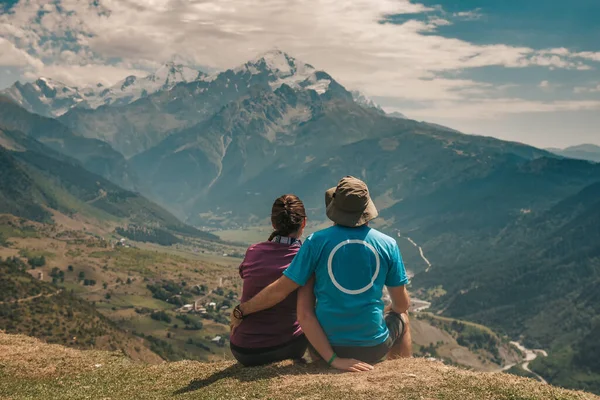 Wanderer machen Rast beim Wandern im Kaukasus-Gebirge, Georgien — Stockfoto