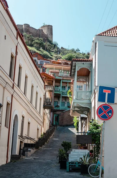Calle estrecha de la ciudad vieja de Tiflis, la parte central de la capital de Georgia. — Foto de Stock