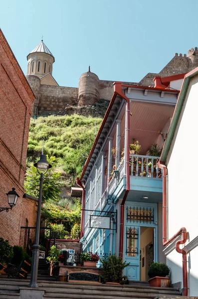 Calle estrecha de la ciudad vieja de Tiflis, la parte central de la capital de Georgia. — Foto de Stock