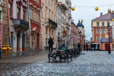 LVIV, UKRAINE: Market Meydanı 'nda sokak lambaları ve kaldırımları olan yağmurlu bir hava var. Lvivs Old Town UNESCO Dünya Mirasları Listesinin bir parçası