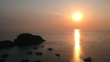 Cirali köyündeki kumsalda sabah, sarı kumsalda balık ağları uzanıyor. Taurus dağının yakınındaki gemiler ve gemiler kıyıya demirlemiştir. Lycian Patikasının Manzaraları.