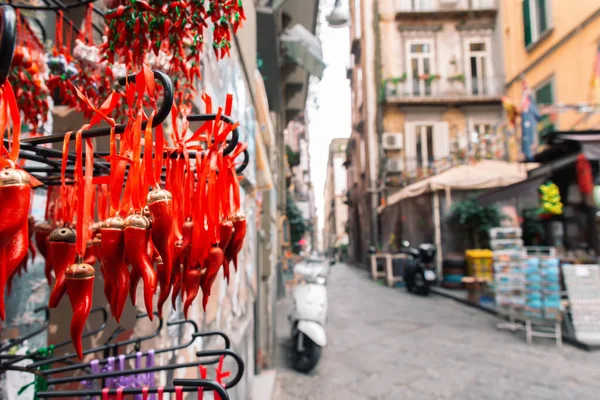 Geleneksel Napoli şans tılsımı ya da Napoli sokaklarında satılan Cornicello. Seçici odak