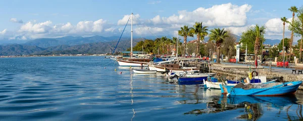 Akdeniz 'in mavi sularında, Fethiye kentinin güvertesinde, tekneler körfezde. Türkiye tatil beldesi.