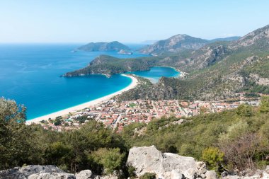 Türkiye 'nin güneybatısında Oludeniz, Fethiye, Turkuaz Sahili' nde mavi göl ve kumsal panoramik hava manzarası.