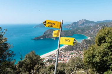 Türkiye 'nin güneybatısındaki Oludeniz, Fethiye, Turkuaz sahillerindeki mavi göl ve kumsal panoramik hava manzarası. Oludeniz 'de güneşli ve açık mavi gökyüzü.
