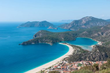 Türkiye 'nin güneybatısındaki Oludeniz, Fethiye, Turkuaz sahillerindeki mavi göl ve kumsal panoramik hava manzarası. Oludeniz 'de güneşli ve açık mavi gökyüzü.