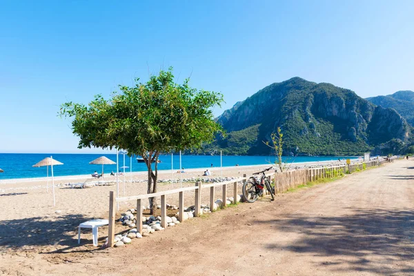 Cirali köyündeki sahilde sabah. Akdeniz 'de şafak vakti mavi körfez. Lycian Patikasının Manzaraları.