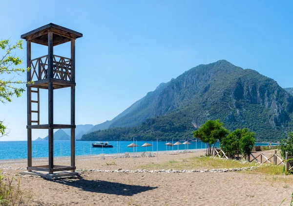 Cirali köyündeki sahilde sabah. Akdeniz 'de şafak vakti mavi körfez. Lycian Patikasının Manzaraları.