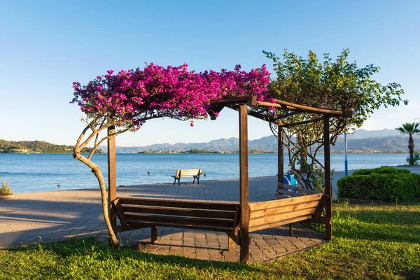 Akdeniz 'in mavi suları, Fethiye şehrinin geçidi. Türkiye tatil beldesi.