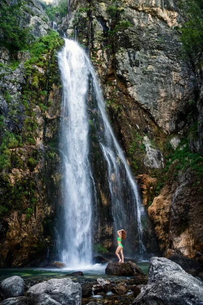 Uma Menina Maiô Verde Fica Sob Riachos Cachoeira Grunas Waterfall — Fotografia de Stock