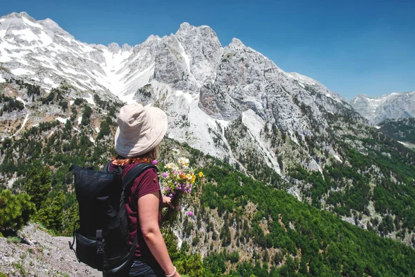 Junge Frau Mit Welpen Genießt Die Aussicht Auf Die Berge — Stockfoto