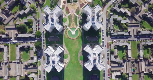 湖畔附近的公园合并后的四塔合并后的航空摄影顶照 — 图库视频影像