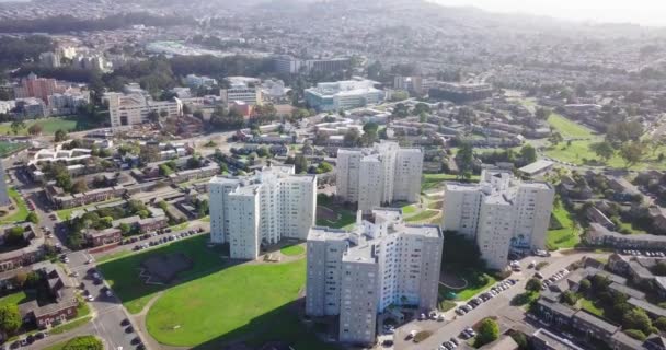 Park Merced Quad Towers Lake Merced Dynamic Aerial Cinematographic Shot — Stock Video