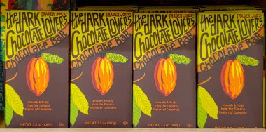 Tüccar Joe 'nun marketinden Dark Chocolate Lovers Alman Aldi indirimli gıda perakendecisine ait bir Amerikan süpermarket zinciri. San francisco, CA, 2020