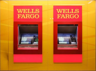 İki Wells Fargo Bankası ATM makinesi izole edilmiş, otomatik veznedar, San Francisco, CA, 2020