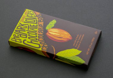 Tüccar Joe 'nun marketinden Dark Chocolate Lovers Alman Aldi indirimli gıda perakendecisine ait bir Amerikan süpermarket zinciri. San francisco, CA, 2020
